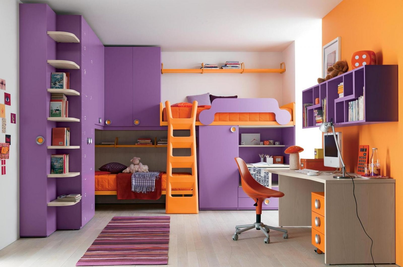 Habitación en violeta y naranja Habitación en violeta y naranja